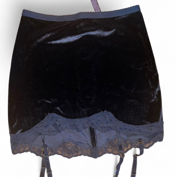 Victoria's Secret Black Velvet Bra Set - Picture 2 of 4